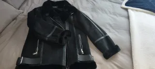 Cazadora de pelo negra