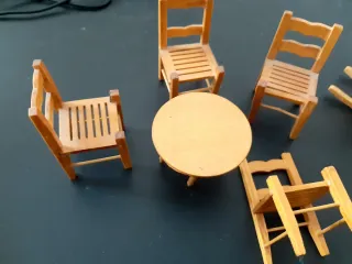 Mesa y sillas de madera para muñecas