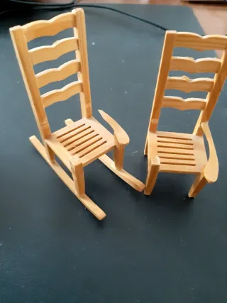 Mesa y sillas de madera para muñecas