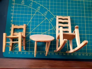 Mesa y sillas de madera para muñecas