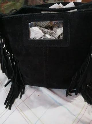 Bolso Piel de serraje.negro Con flecos laterales.