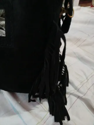 Bolso Piel de serraje.negro Con flecos laterales.