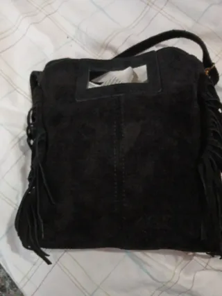 Bolso Piel de serraje.negro Con flecos laterales.