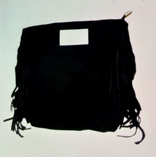 Bolso Piel de serraje.negro Con flecos laterales.
