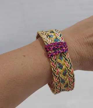 Pulsera tejida artesanal multicolor