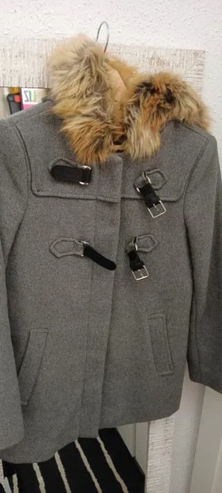 Abrigo de invierno gris con capucha