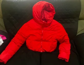Chaqueta Corta Roja con Capucha