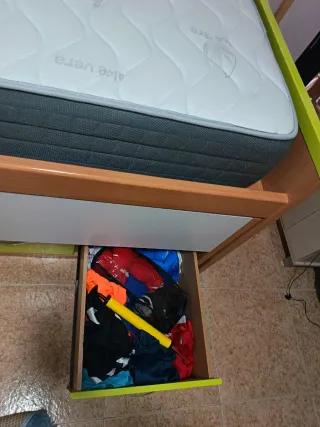 Estructura de cama con colchón viscoelástico