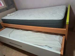 Estructura de cama con colchón viscoelástico