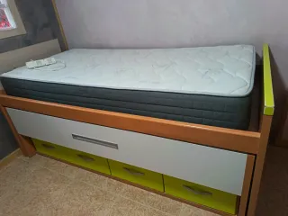 Estructura de cama con colchón viscoelástico