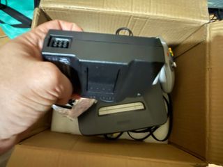 Nintendo 64 con cables y mando