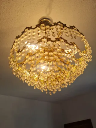 Lámpara de techo dorada con cristales