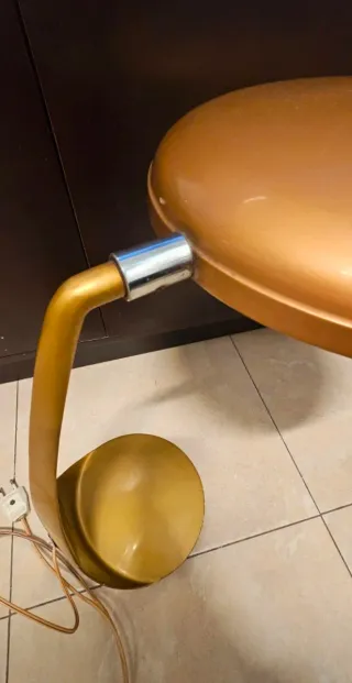 Lámpara de mesa dorada Lupela