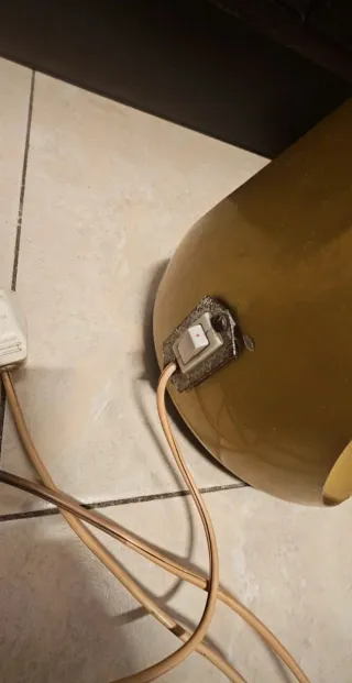 Lámpara de mesa dorada Lupela