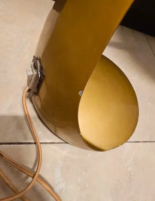 Lámpara de mesa dorada Lupela