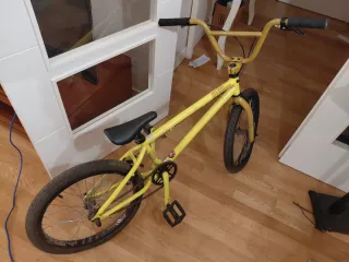 Bicicleta BMX Amarilla
