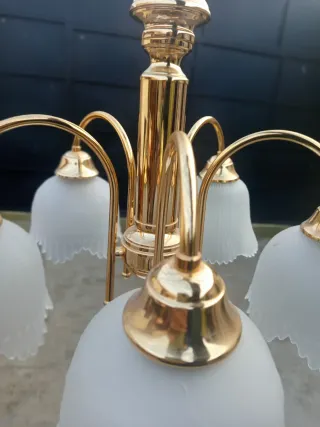 Lámpara de techo dorada con tulipas