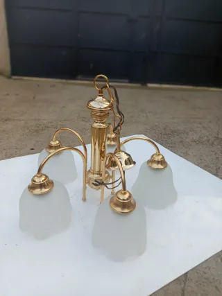 Lámpara de techo dorada con tulipas