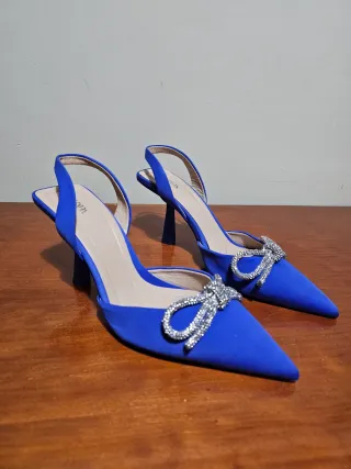 Zapatos de tacón Zara azul con lazo pedrería
