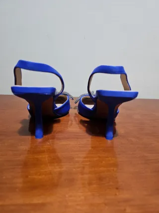 Zapatos de tacón Zara azul con lazo pedrería