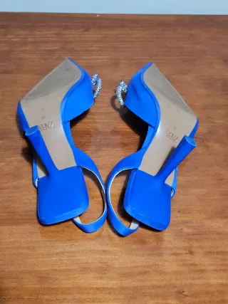 Zapatos de tacón Zara azul con lazo pedrería