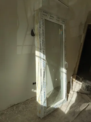 Puerta Balconera PVC con persiana //Cortizo