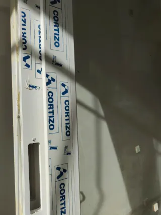 Puerta Balconera PVC con persiana //Cortizo