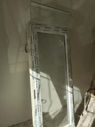 Puerta Balconera PVC con persiana //Cortizo