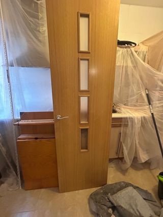 Puerta de madera con 4 cristales