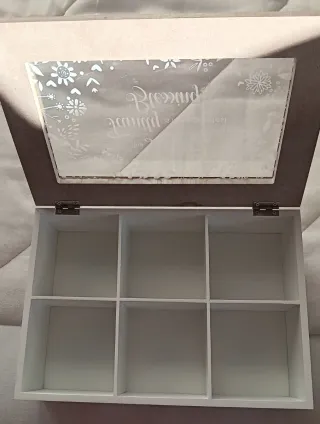 Caja compartimentada de madera y cristal