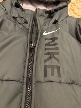 Chaqueta Nike gris con capucha