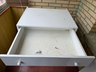 Mueble auxiliar blanco con cajones