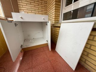 Mueble auxiliar blanco con cajones