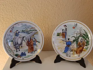 Lote 2 Platos decorativos chinos con soporte.