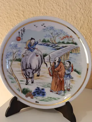 Lote 2 Platos decorativos chinos con soporte.