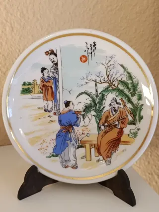 Lote 2 Platos decorativos chinos con soporte.