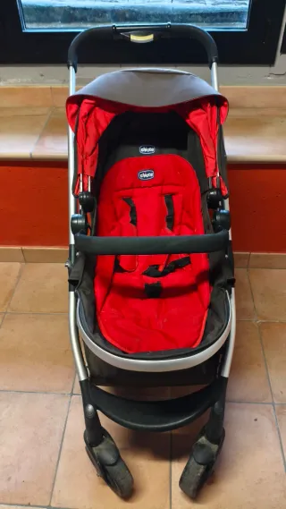 Carrito de bebé rojo y negro