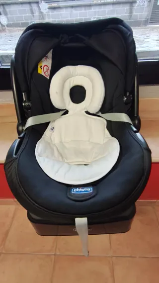 Carrito de bebé rojo y negro