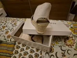 Sandalias cuña beige y gris