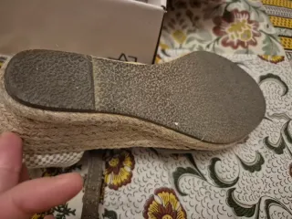 Sandalias cuña beige y gris