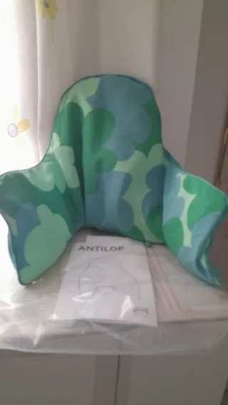 Trona de bebé blanca con cojín