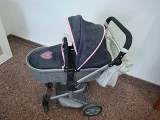 Carrito de bebé gris con detalles rosas
