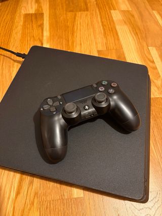 PS4 Negra 500GB + 1 mando + Ragnarok + Assasin’s