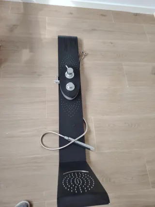 Columna hidromasaje ducha negra y plateada