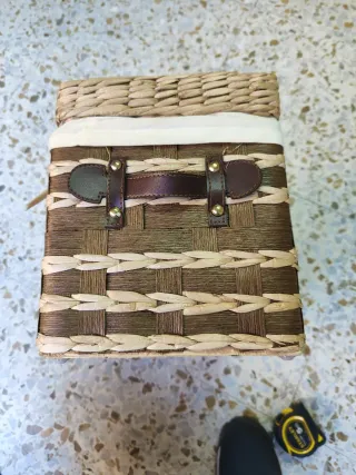 Baúl de mimbre beige y marrón