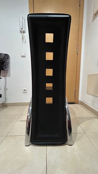 Mesa de cristal negro y 4 sillas metal.