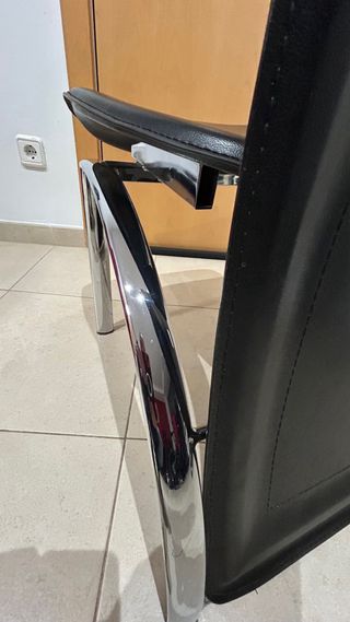 Mesa de cristal negro y 4 sillas metal.