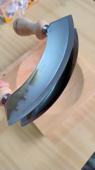 Tagliaverdure da cucina con tagliere in legno