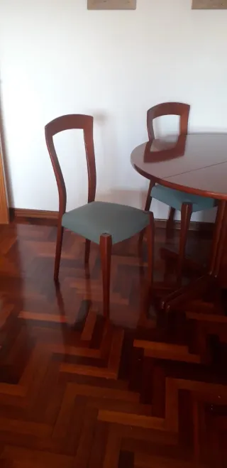 Mesa redonda y 4 sillas madera