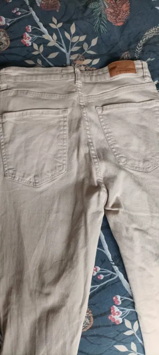 Pantalones Stradivarius crema talla 38